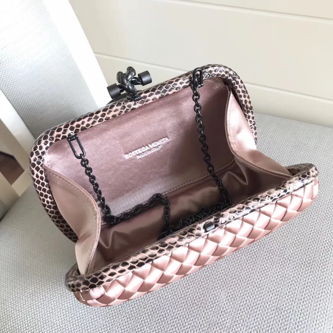 The latest and most popular Knot clutch from the 8651 counter is made of exquisite Japanese silk fabric with snakeskin piping. It looks elegant when worn cross-body or in the hand. It can also be carried by petite girls and can hold 2 iPhone X phones. Size: 20cm*12cm